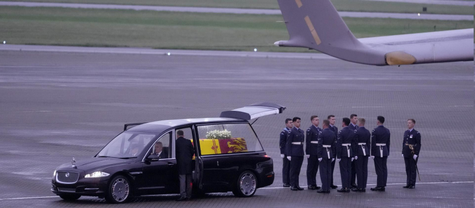 La Reina Isabel II a su llegada a la base aérea de Notsfolk