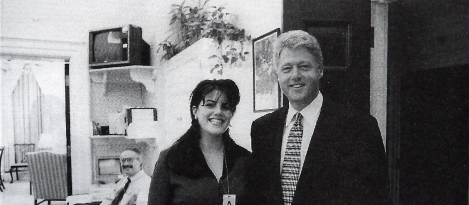 Foto oficial de la Casa Blanca tomada el 17 de noviembre de 1995 del informe del abogado Kenneth Starr en la que se ve al expresidente Clinton y Monica Lewinsky