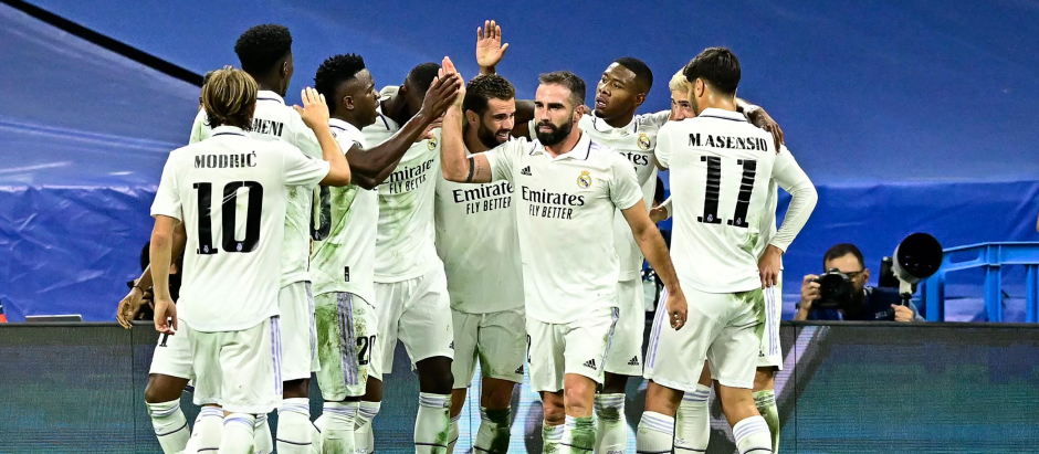 Los jugadores del Real Madrid celebran el primer gol de Valverde
