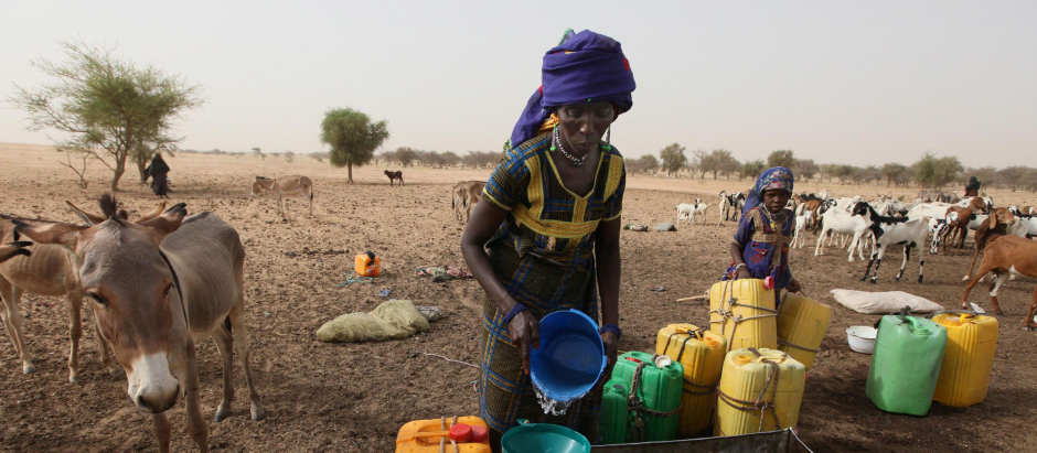 Mujer Fulani recogiendo agua, Níger, 11 de mayo de 2010.