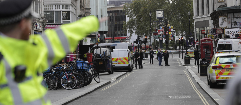 Policía Metropolitana de Londres frente al área acordonada donde dos oficiales fueron apuñalados en el centro de Londres