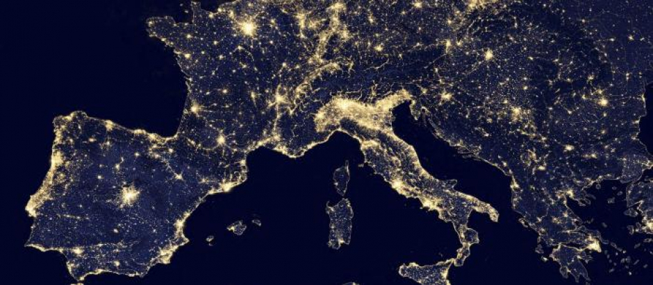 L'Europe de nuit vue du ciel le 2 octobre 2014. A nighttime view of Europe made possible by the day-night band of the Visible Infrared Imaging Radiometer Suite (VIIRS) is seen in a global composite assembled from data acquired by the Suomi National Polar-orbiting Partnership (Suomi NPP) satellite and released by NASA October 2, 2014 .