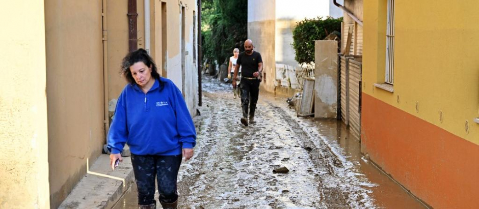 Una mujer pasea por una calle inundada en Pianello di Ostra, Ancona.