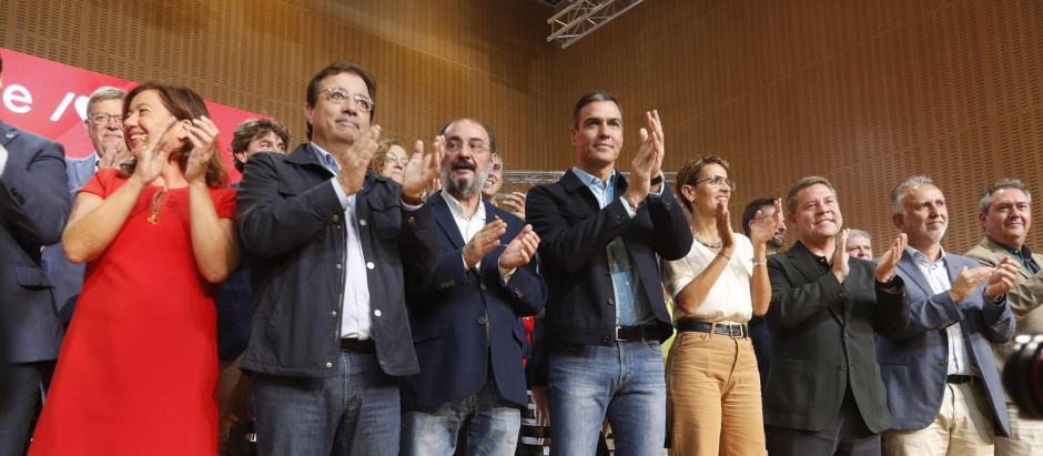 El presidente del Gobierno, Pedro Sánchez (c), acompañado de varios presidentes autonómicos en la reunión del Consejo Político Federal del PSOE, este sábado, en Zaragoza.