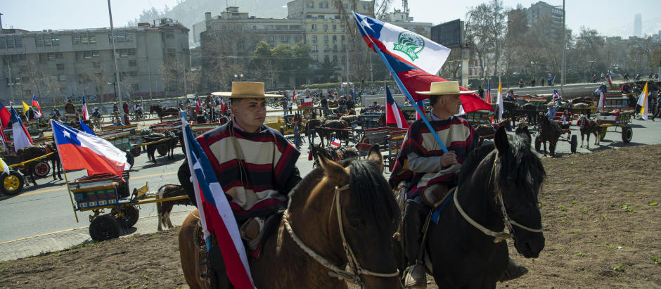 Dos chilenos a caballo participan de la campaña del rechazo al nuevo texto constitucional en Chile