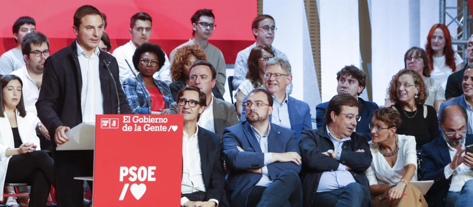 El portavoz del PSOE en la Asamblea de Madrid, Juan Lobato (i), da un discurso durante la reunión del Consejo Político Federal del PSOE, este sábado, en Zaragoza