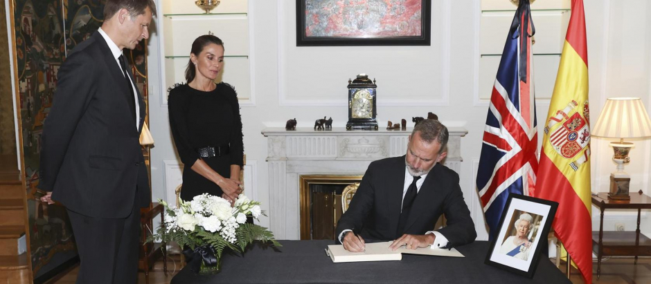 El Rey Felipe, acompañado por la Reina Letizia, firma en el libro de condolencias por el fallecimiento de la Reina Isabel II el pasado día 9