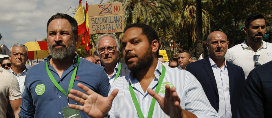 El líder de Vox, Santiago Abascal (i) y el presidente del partido en Cataluña, Ignacio Garriga (d), asisten a la manifestación para reclamar que el castellano también sea lengua vehicular en Cataluña