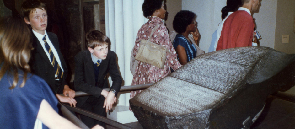 La Piedra Rosetta expuesta en el Museo Británico en 1985