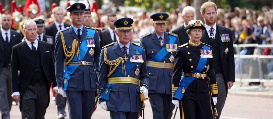 El rey Carlos III de Gran Bretaña, la princesa Ana, el príncipe Guillermo y el príncipe Harry durante el traslado de los restos de la reina Isabel II