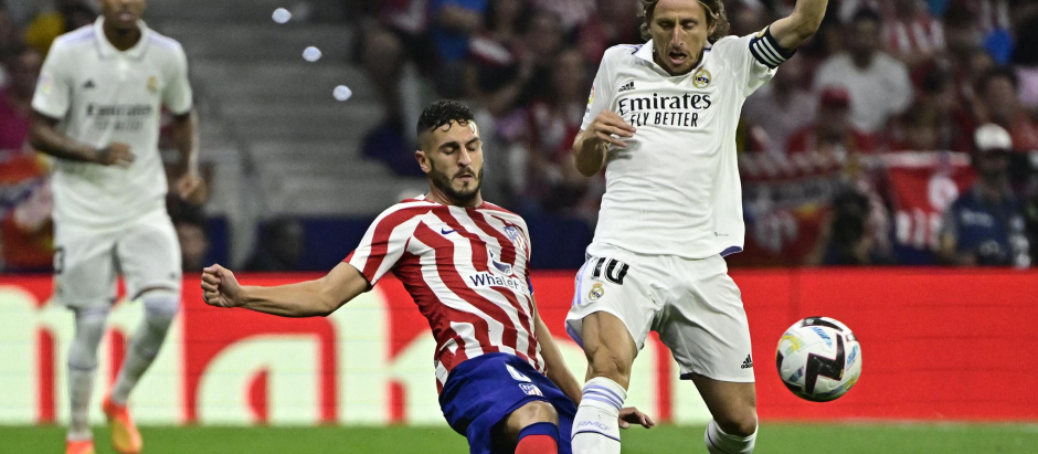 Koke, ante Modric, en el derbi madrileño entre Atlético y Madrid