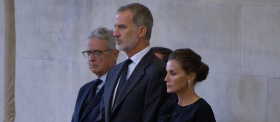 Los Reyes rinden tributo a Isabel II y se reencuentran con Don Juan Carlos, recibido en Buckingham