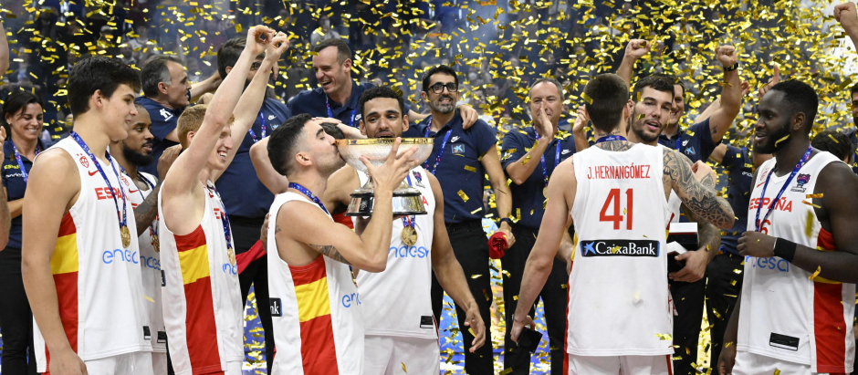 La celebración de los jugadores españoles tras conseguir el Eurobasket