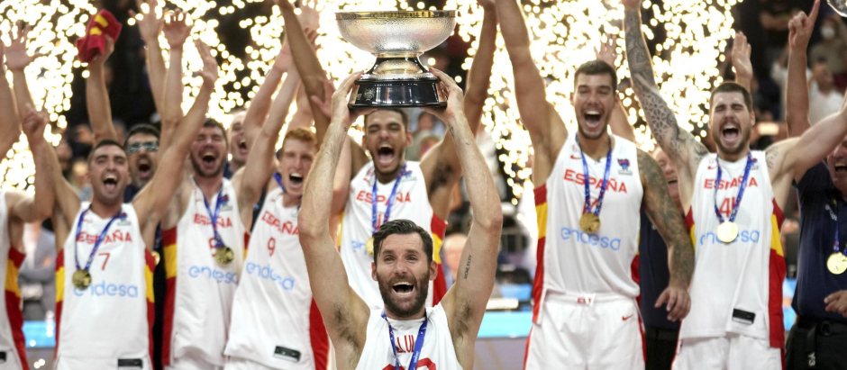 Rudy Fernández, acompañado por sus compañeros de equipo, levanta el trofeo que sitúa a España como ganadora del Eurobasket 2022