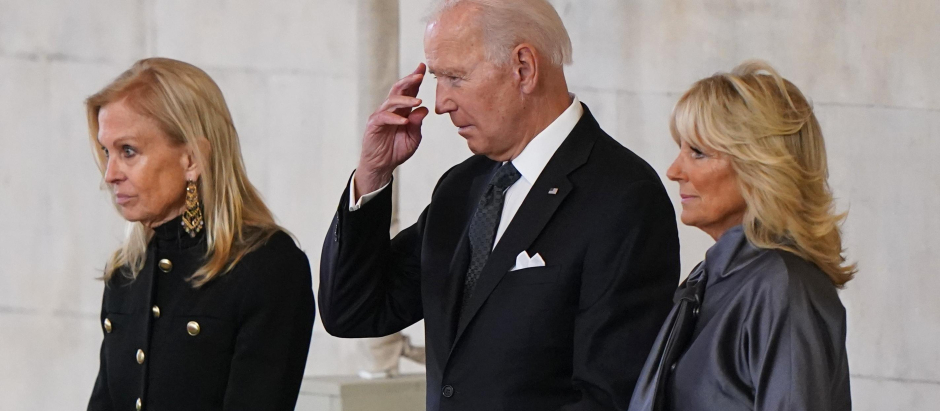 Joe Biden se santigua ante el féretro de la Reina Isabel II