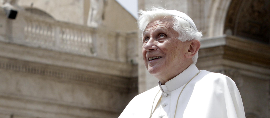 Benedicto XVI, mirando al cielo tras la audiencia generla del miércoles 26 de mayo de 2012