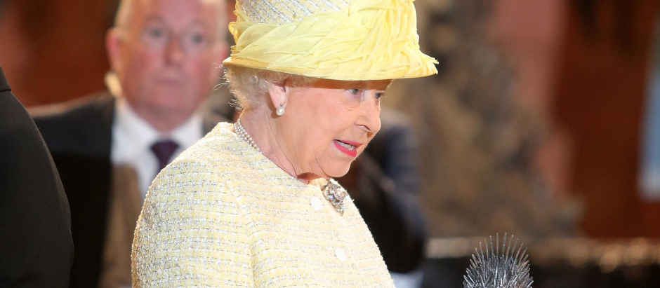 La Reina Isabel II, durante su visita a la grabación de Juego de Tronos en Belfast en 2014
