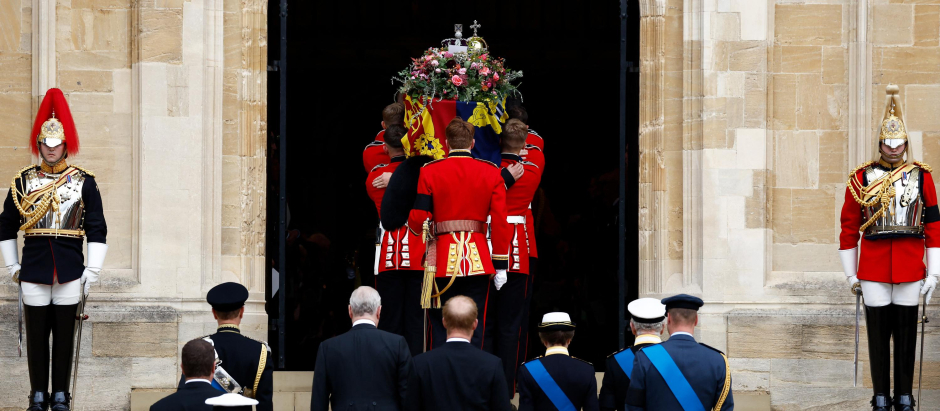 El ataúd de la reina Isabel II es llevado a la capilla de San Jorge dentro del castillo de Windsor