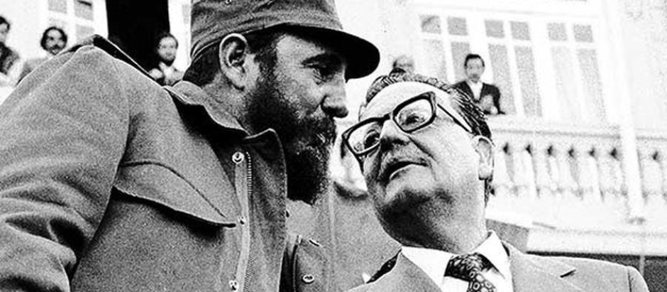 Fidel Castro y Salvador Allende, durante la visita que el dictador cubano realizó al país andino en 1976