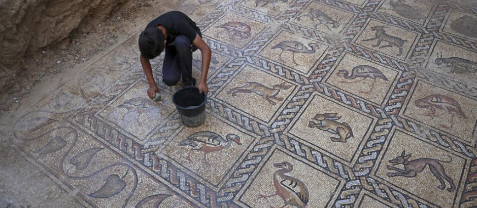 Un agricultor descubre un mosaico bizantino mientras planta olivos en la franja de Gaza