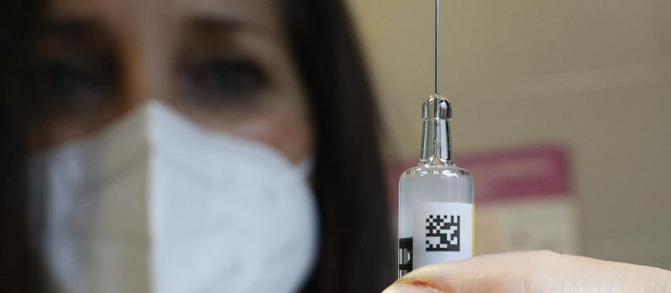 Una enfermera prepara la vacuna contra el papiloma humano en el centro de Salud de Lalín.