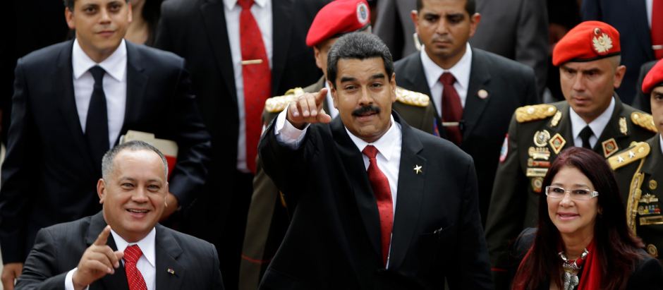 Diosdado Cabello (Iz) Nicolás Maduro y su mujer Cilia Flores