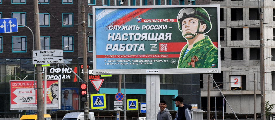 Un cartel de propaganda rusa en San Petersburgo: «Servir a Rusia es un verdadero trabajo»