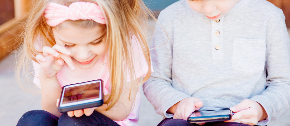 La luz azul de los móviles y las tabletas podría tener un efecto en el desarrollo de los niños