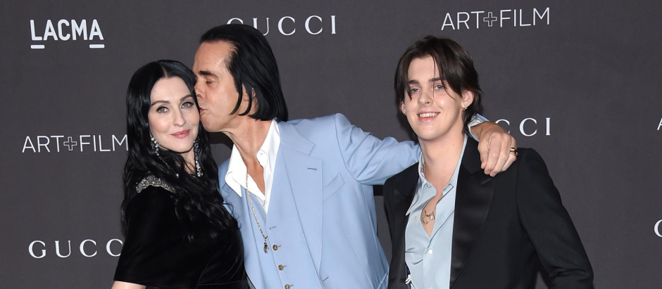 Nick Cave junto a su mujer, Susie Bick, y su hijo Earl en una gala en Los Ángeles en 2019