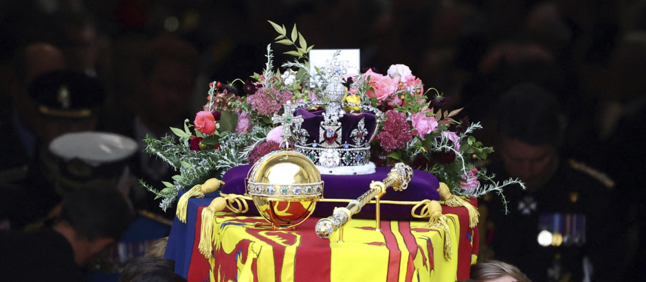 La corona fúnebre que presidía el féretro estaba llena de significado
