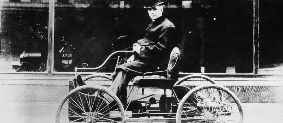 Henry Ford en un cuatriciclo, el primer automóvil que construyó