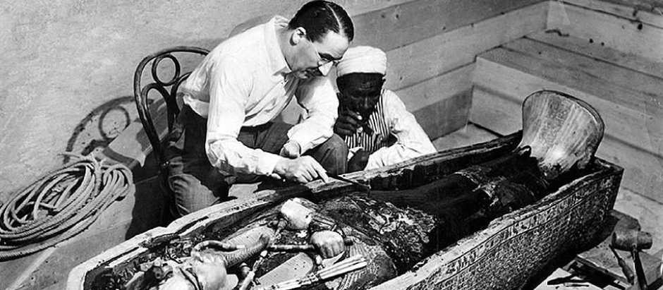 Howard Carter examina la tumba de Tutankamón junto a un egipcio anónimo