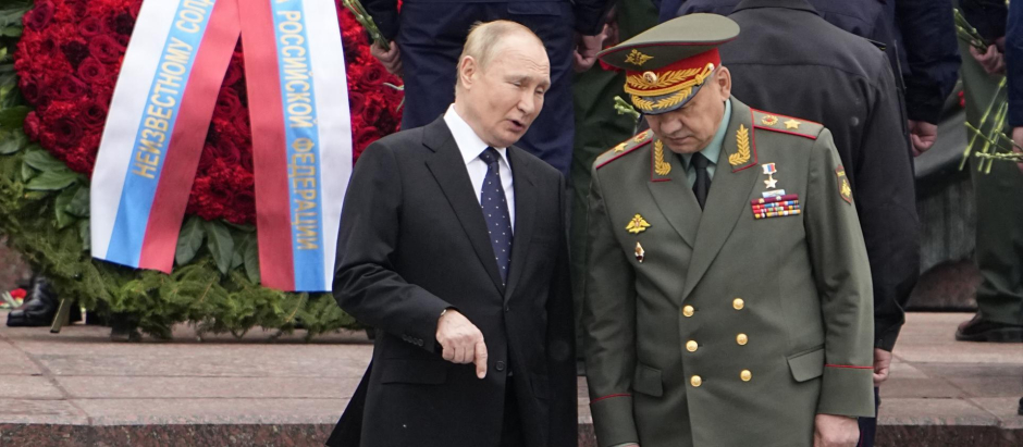Vladimir Putin junto al ministro de Defensa, Serguéi Shoigú, e Moscú,