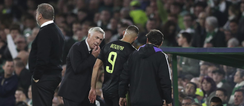 Ancelotti conversa con Benzema justo en el momento en el que se produjo la lesión del francés