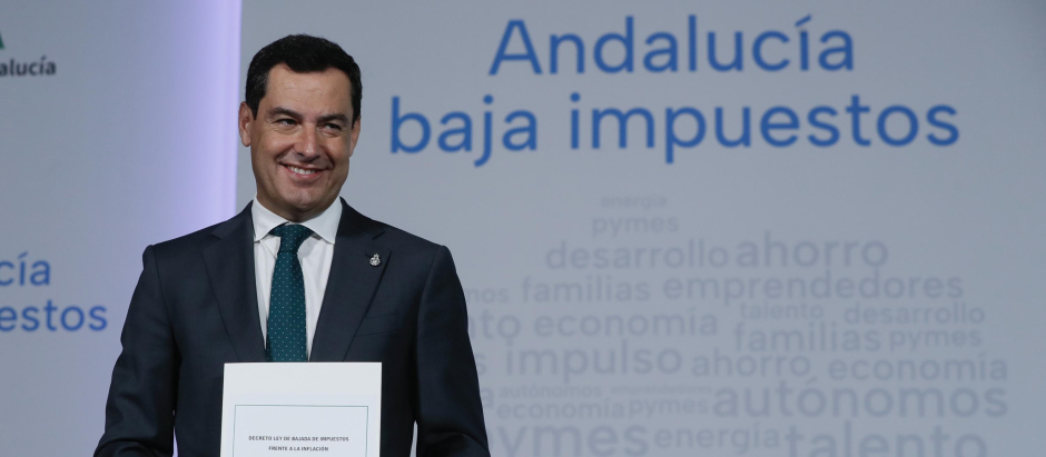 El presidente de la Junta de Andalucía, Juanma Moreno, tras la firma del decreto ley de bajada de impuestos