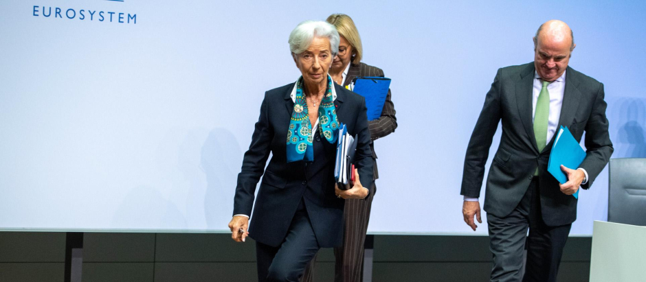 La presidenta del BCE, Christine Lagarde, abandona la sala de prensa tras la última reunión del organismo