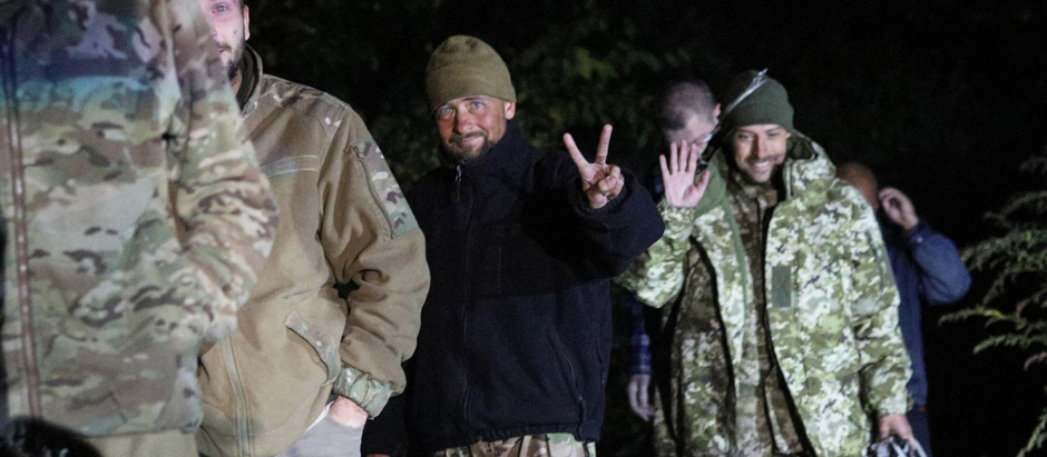 Los combatientes ucranianos de Azovstal llegan a Riad tras su liberación