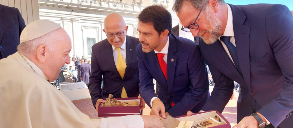 El alcalde de Igualada, Marc Castells, entregando al Papa Francisco una réplica del hábito de san Ignacio de Loyola.