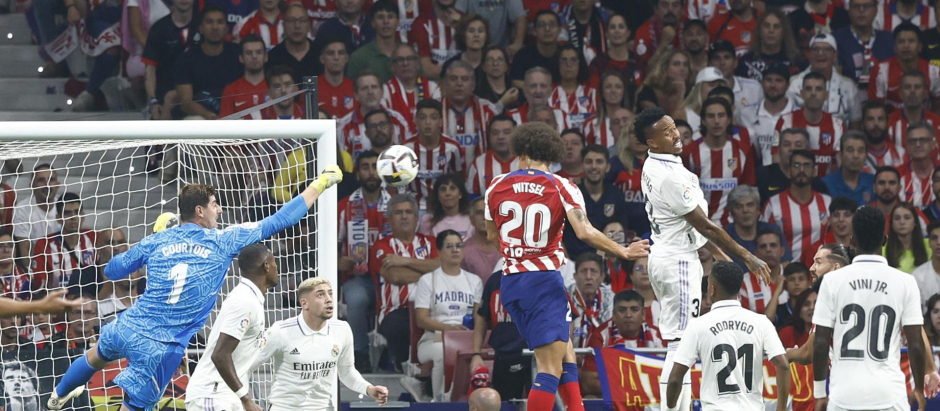 Un momento del derbi entre Atlético y Real Madrid