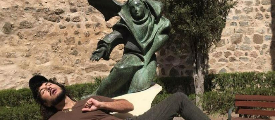Paco Bezerra frente a la estatua de Santa Teresa en Toledo