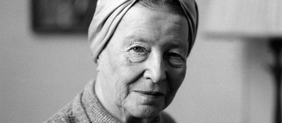 Retrato de la escritora, feminista y filósofa francesa Simone de Beauvoir, 1983, en París