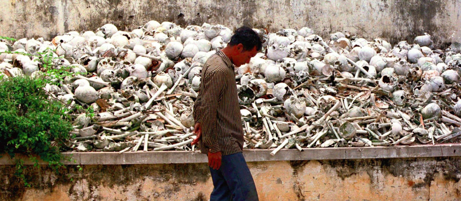 Un camboyano pasa junto a uno de los muchos campos de exterminio de la dictadura de Pol Pot
