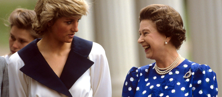 La Princesa Diana y la Reina Isabel II, en Clarence House, Londres, en 1987