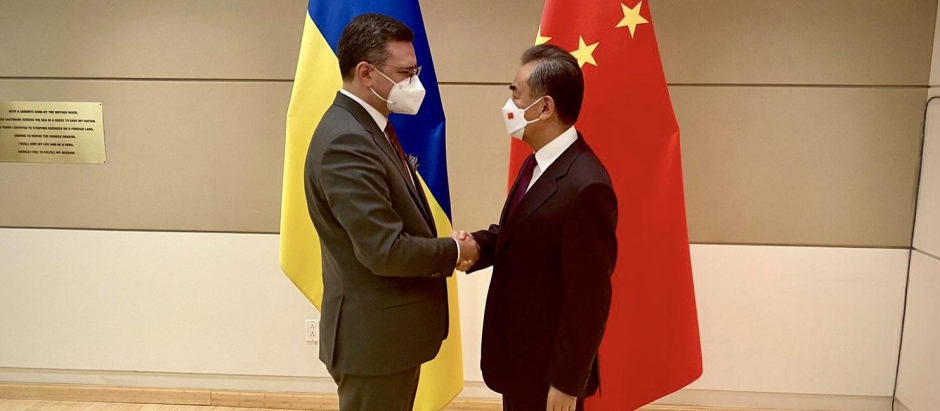 El ministro ucraniano de Exteriores, Dmytro Kuleba, junto con su homólogo chino, Wang Yi