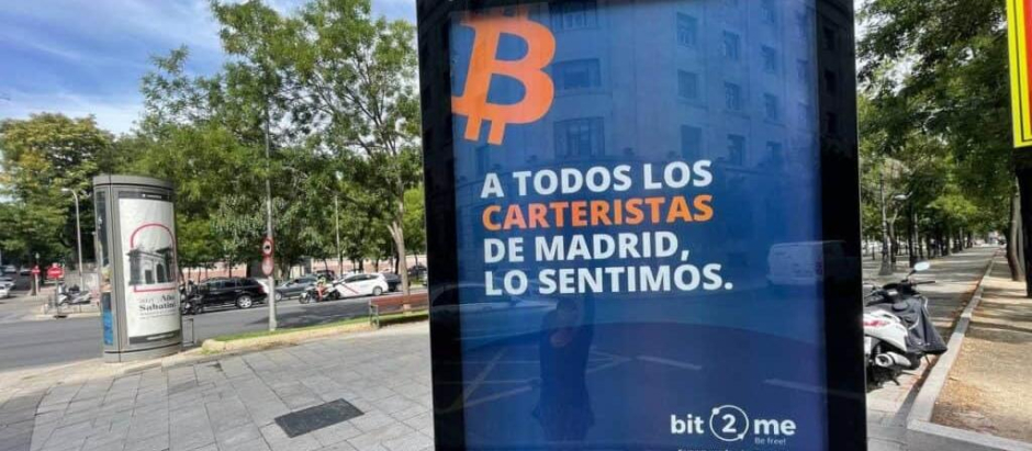 Cartelería de Bit2Me en una calle de Madrid