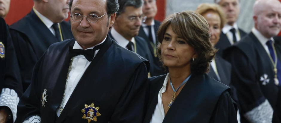 El nuevo fiscal general del Estado, Álvaro García Ortiz y su predecesora en el cargo, Dolores Delgado