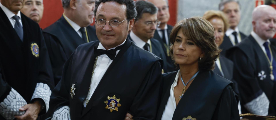El nuevo fiscal general del Estado, Álvaro García Ortiz y su predecesora en el cargo, Dolores Delgado