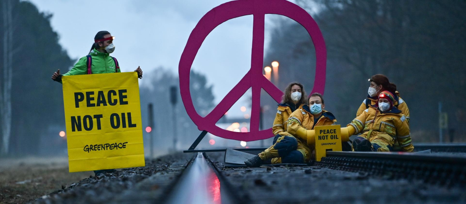 Activistas de Greenpeace, durante una protesta frente a una refinería.