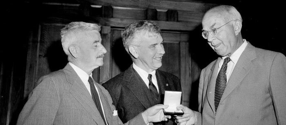 William Faulkner, a la izquierda, le entrega a John Dos Passos la Medalla de Oro de la Academia americana, en presencia de Malcolm Cowley, presidente de la institución en 1957