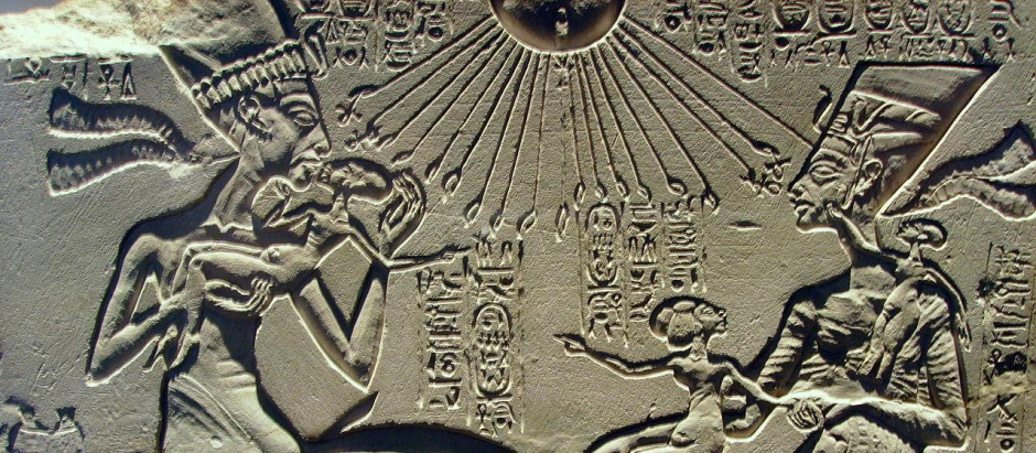 Bajorrelieve de Nefertiti y Akenatón sosteniendo a sus hijas
